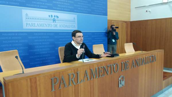 El portavoz parlamentario del PSOE-A, Mario Jiménez, en rueda de prensa El portavoz parlamentario del PSOE-A, Mario Jiménez, en rueda de prensa