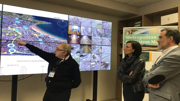 Igual y Quirós visitan el centro de control del sistema de transportes en la UC Igual y Quirós visitan el centro de control del sistema de transportes en la UC