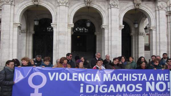 Concentración ante el Ayuntamiento de Valladolid Concentración ante el Ayuntamiento de Valladolid
