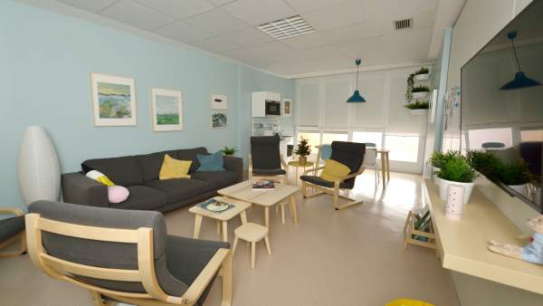 Sala de espera de Cuidados Intensivos de Pediatría Sala de espera de Cuidados Intensivos de Pediatría