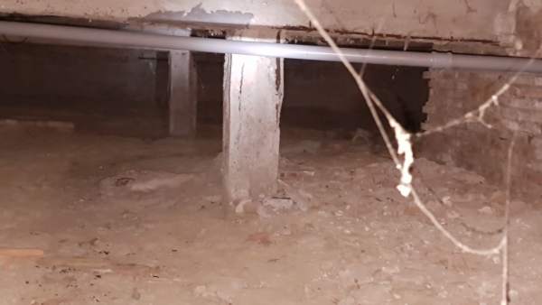 Pilares del edificio desalojado en Intelhorce Pilares del edificio desalojado en Intelhorce