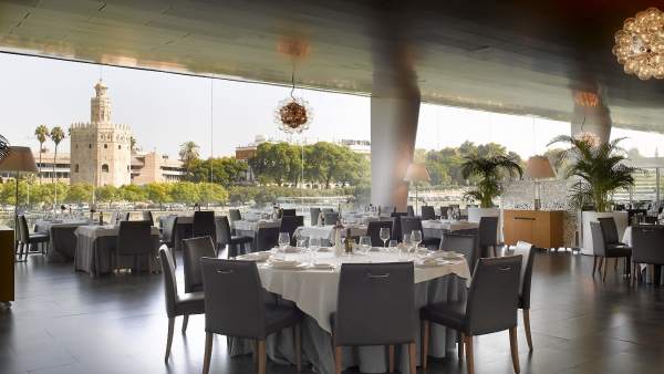 Uno de los salones del restaurante Abades Triana Uno de los salones del restaurante Abades Triana