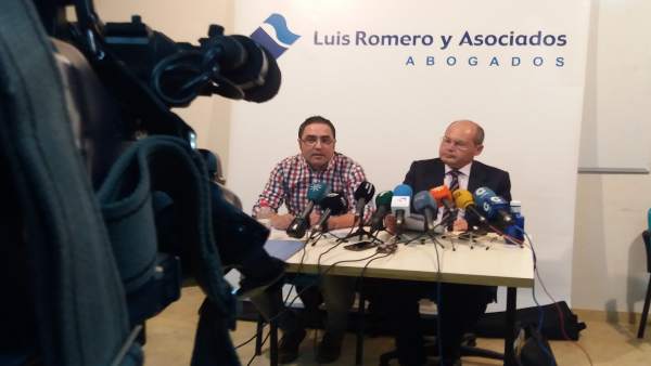 Aníbal Domínguez, hermano y tío de los fallecidos en Almonte, y Luis Romero. Aníbal Domínguez, hermano y tío de los fallecidos en Almonte, y Luis Romero.
