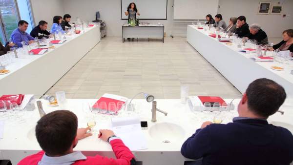 Estudiantes de la UR en la sala de catas del CCT Estudiantes de la UR en la sala de catas del CCT