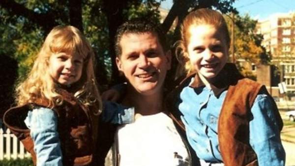 John Battaglia asesina a sus hijas. John Battaglia asesina a sus hijas.