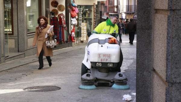 Hombre trabajando, Paro, Limpieza de toledo, Calle, Desempleo, Paro, Inem Hombre trabajando, Paro, Limpieza de toledo, Calle, Desempleo, Paro, Inem
