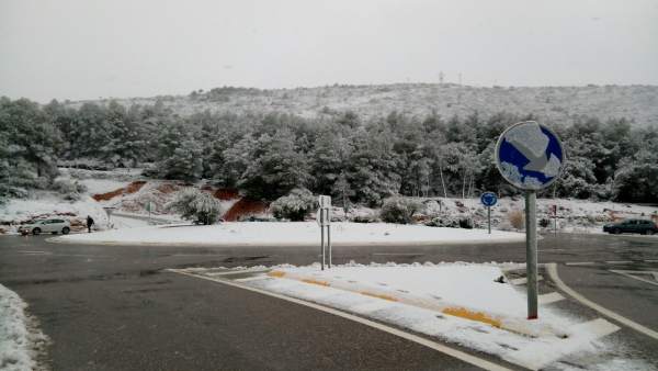 Classes suspeses i rescat de vehicles en diverses poblacions de la Comunitat Valenciana per la neu Classes suspeses i rescat de vehicles en diverses poblacions de la Comunitat Valenciana per la neu