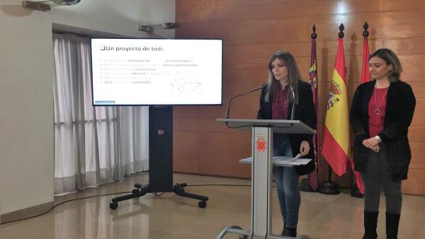 La portavoz municipal Rebeca Pérez y la edil Conchita Ruiz La portavoz municipal Rebeca Pérez y la edil Conchita Ruiz