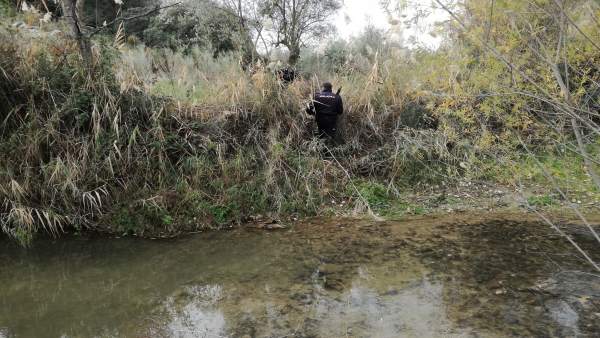 Un policía inspecciona una zona aledaña al río Víboras. Un policía inspecciona una zona aledaña al río Víboras.