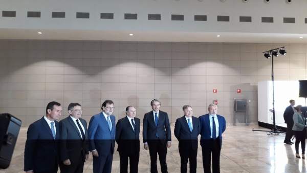 Mariano Rajoy, tercero por la izq, junto Ximo Puig en el aeropuerto Mariano Rajoy, tercero por la izq, junto Ximo Puig en el aeropuerto