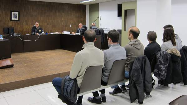 Juicio a seis antifascistas por una agresión el 12-O de 2013. Juicio a seis antifascistas por una agresión el 12-O de 2013.