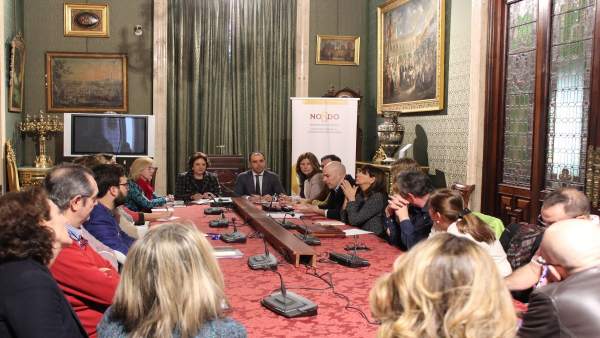 Reunión del Ayuntamiento de Sevilla con comerciantes Reunión del Ayuntamiento de Sevilla con comerciantes