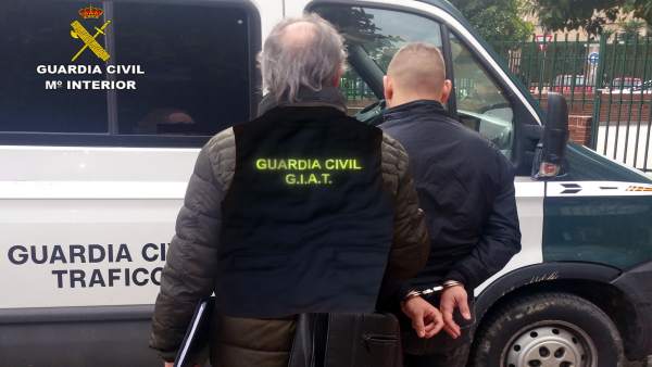 Uno de los detenidos por usurpación Uno de los detenidos por usurpación
