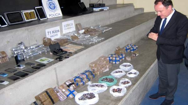 El subdelegado observa la droga incautada El subdelegado observa la droga incautada