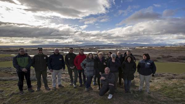 Elizalde y la alcaldesa de Viana posan con el equipo que gestiona la laguna. Elizalde y la alcaldesa de Viana posan con el equipo que gestiona la laguna.