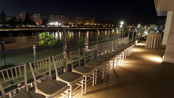 Vistas exteriores del restaurante Muelle 21 en Sevilla Vistas exteriores del restaurante Muelle 21 en Sevilla