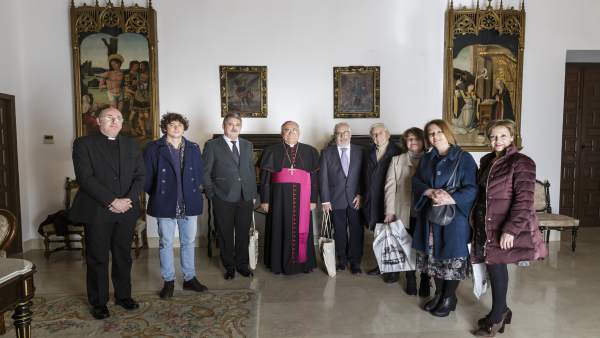 El obispo (centro), con los premiados y el jurado El obispo (centro), con los premiados y el jurado