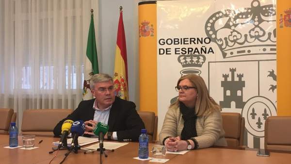 Fernández de Moya, junto a Molina, en la comparecencia. Fernández de Moya, junto a Molina, en la comparecencia.