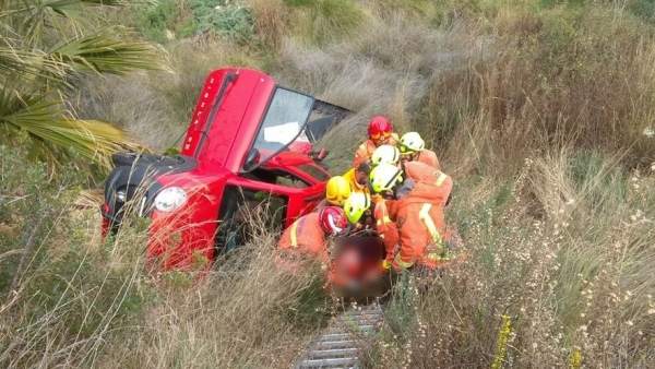 Los bomberos rescatan a la mujer que cayó por un barranco Los bomberos rescatan a la mujer que cayó por un barranco
