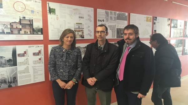 Camacho, junto a dos de los autores del proyecto ganador, en la exposición. Camacho, junto a dos de los autores del proyecto ganador, en la exposición.