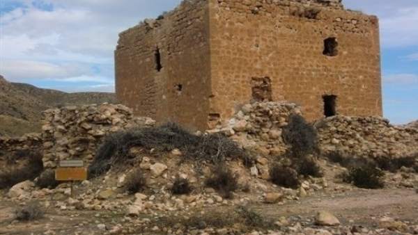 Torre de los Alumbres, en Rodalquilar Torre de los Alumbres, en Rodalquilar