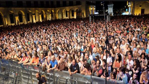 Público en los conciertos de la Plaza Porticada Público en los conciertos de la Plaza Porticada