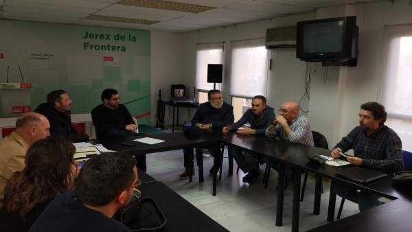 Reunión entre la Plataforma en Defensa del Ferrocarril y el PSOE Reunión entre la Plataforma en Defensa del Ferrocarril y el PSOE