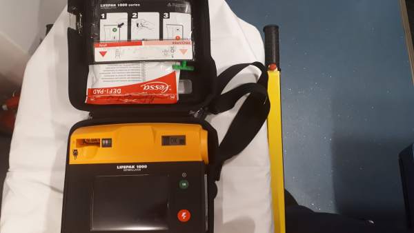 Desfibrilador semiautomático (DESA) Desfibrilador semiautomático (DESA)