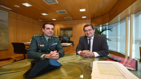 José Entrena recibe al coronel jefe de la Guardia Civil en Granada José Entrena recibe al coronel jefe de la Guardia Civil en Granada