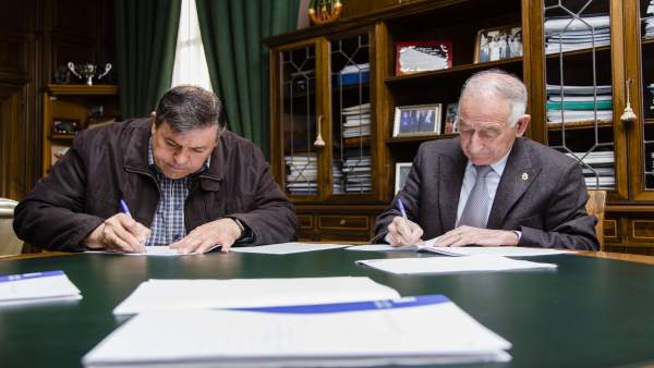 Amat ha firmado el contrato de adjudicación de las obras en Fiñana. Amat ha firmado el contrato de adjudicación de las obras en Fiñana.