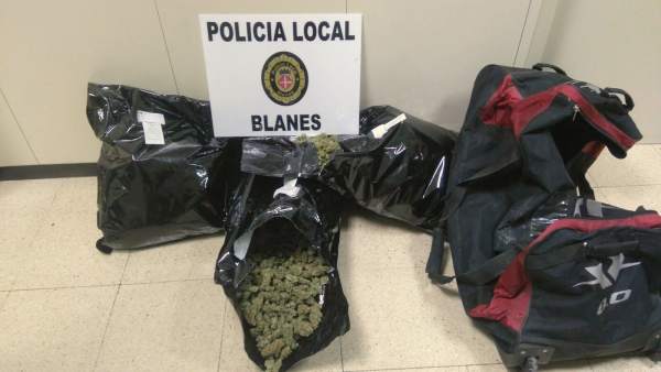 Bolsas con 8 kilogramos de marihuana que han encontrado en un coche Bolsas con 8 kilogramos de marihuana que han encontrado en un coche
