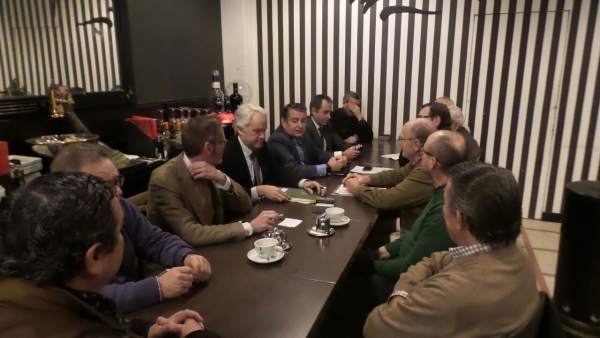 Sanz con los miembros de la plataforma. Sanz con los miembros de la plataforma.