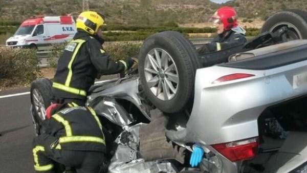 Actuación de los bomberos en la carretera Actuación de los bomberos en la carretera