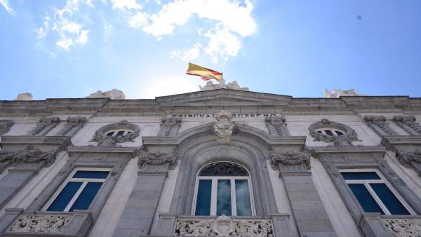 La bandera de España ondea en el Tribunal Supremo La bandera de España ondea en el Tribunal Supremo