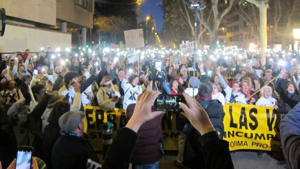 Vecinos se manifiestan frente a la Delegación del Gobierno Vecinos se manifiestan frente a la Delegación del Gobierno