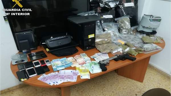 Drogas, dinero y material informatico intervenido en una operación. Drogas, dinero y material informatico intervenido en una operación.