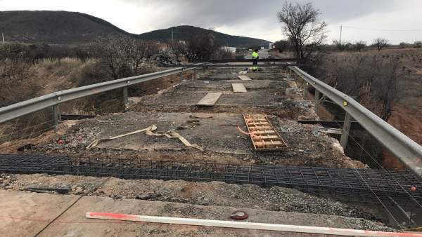 Las obras en la carretera AL-5402, en Laujar, permitirán ensanchar la vía. Las obras en la carretera AL-5402, en Laujar, permitirán ensanchar la vía.