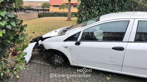 Coche accidentado en la calle Águila Perdicera Coche accidentado en la calle Águila Perdicera