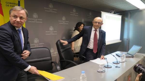 El delegado del Gobierno junto al ministro de Hacienda El delegado del Gobierno junto al ministro de Hacienda