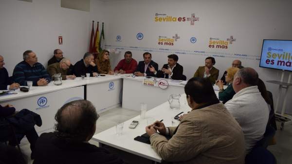 Beltrán Pérez reunido con los vecinos. Beltrán Pérez reunido con los vecinos.