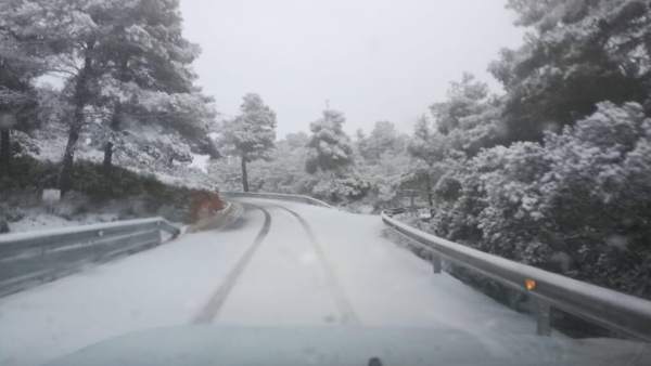 Una de las carreteras con acumulación de nieve Una de las carreteras con acumulación de nieve