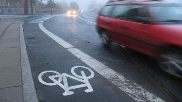 Recurso de conducción con lluvia, tráfico, vehículo Recurso de conducción con lluvia, tráfico, vehículo