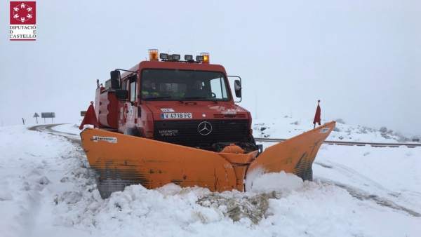 Efectivs de los bomberos de Consorcio deCastellón trabajan para quitar la nieve Efectivs de los bomberos de Consorcio deCastellón trabajan para quitar la nieve