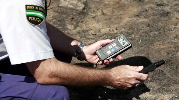 Un agente de la Policía Autonómica de Andalucía Nacional medicion medio ambiente Un agente de la Policía Autonómica de Andalucía Nacional medicion medio ambiente