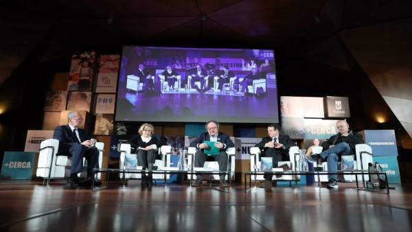 De la Torre, con otros alcaldes, en unas jornadas sobre descentralización De la Torre, con otros alcaldes, en unas jornadas sobre descentralización