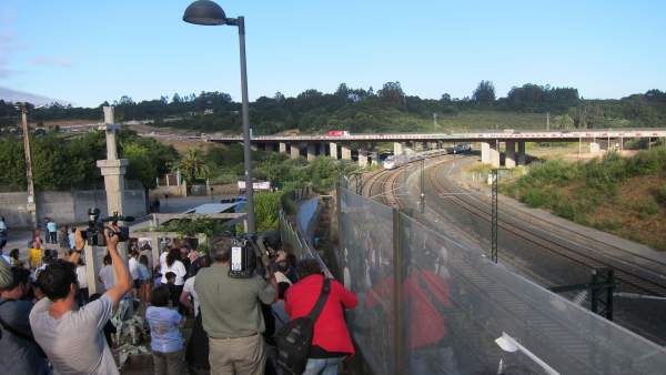 Un tren pasa por Angrois en el cuarto aniversario Un tren pasa por Angrois en el cuarto aniversario