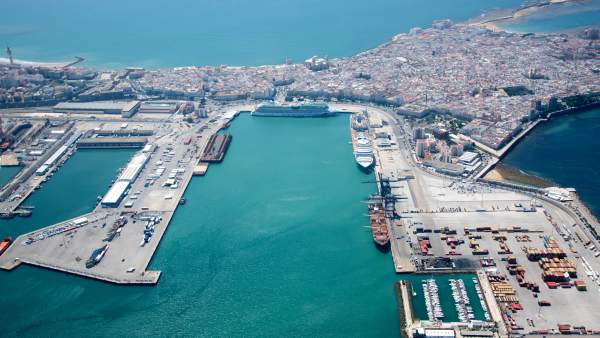 Viata aérea del puerto comercial de Cádiz Viata aérea del puerto comercial de Cádiz