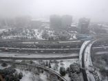 La nieve provoca fuertes retenciones en accesos a Madrid y M-30, además de la restricción a camiones en la M-40