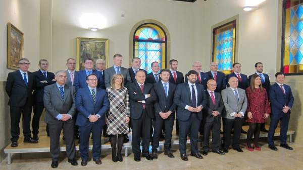 López Miras Posa Con Los Representantes Del Sector Financiero López Miras Posa Con Los Representantes Del Sector Financiero