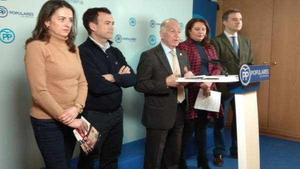 En el centro, el presidente del PP de Almería, Gabriel Amat En el centro, el presidente del PP de Almería, Gabriel Amat